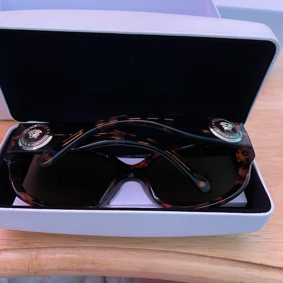 Men’s/Unisex VERSACE Oversize Sunglasses in Black Acetate - Picture 9 of 13